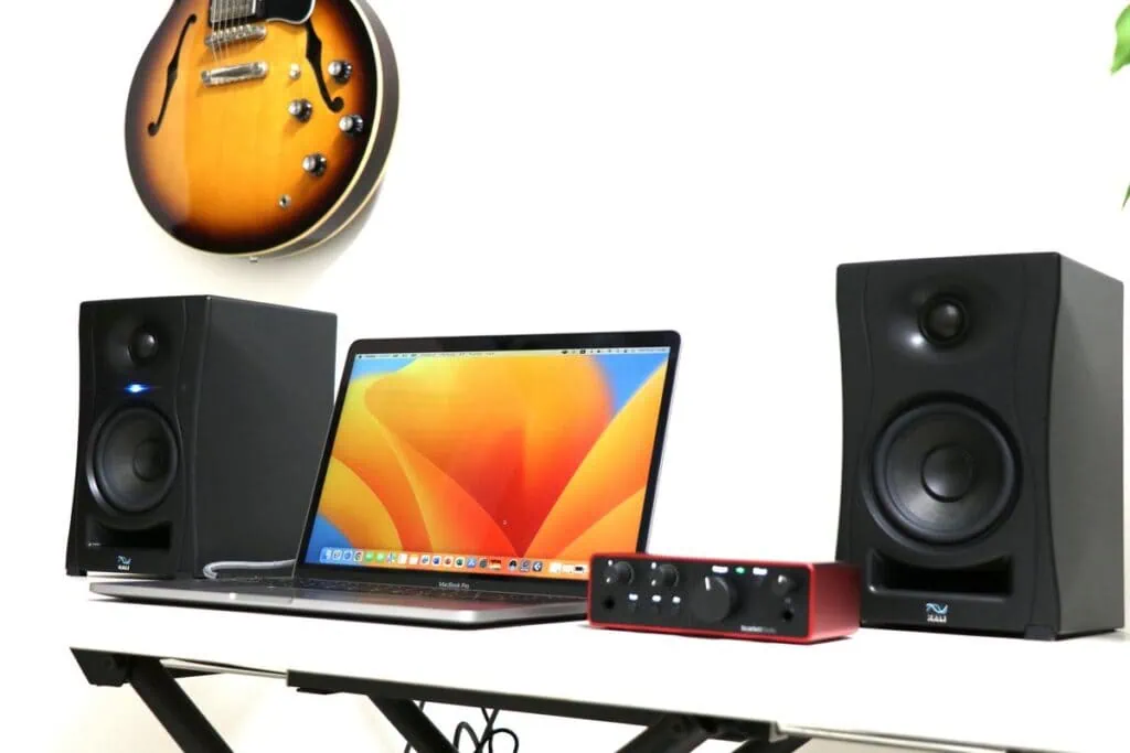 Kail Audio LP-UNF。ノートPC、オーディオインターフェイスと組み合わせた実際の制作デスクでの設置例。