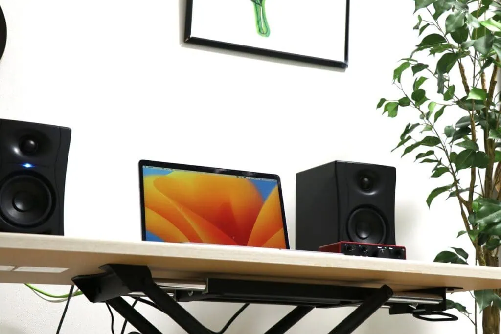 実際のリスニングポイントから見たKali Audio LP-UNFの設置状態。コンパクトさが際立つ。