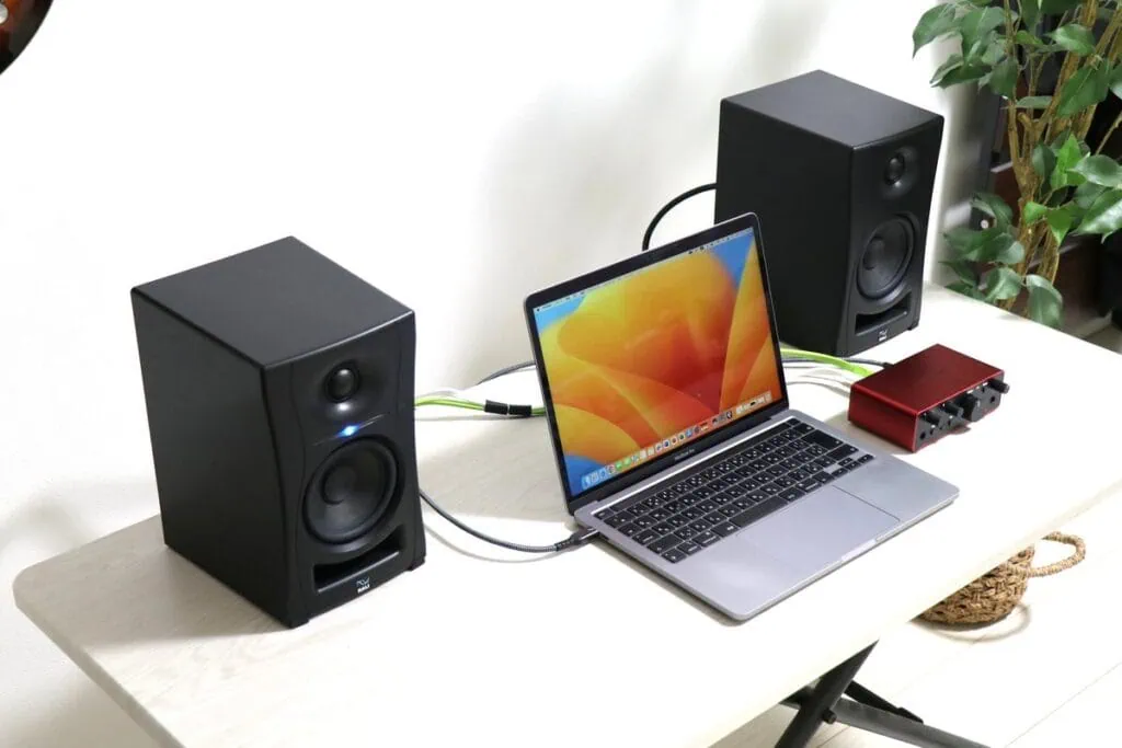 Kali Audio LP-UNFが設置された制作環境の全景(ハイアングル)。PCや周辺機器とのレイアウト。