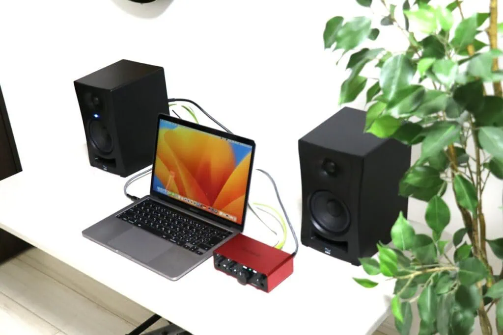 デスク横からの視点。壁際設置でも正確な再生が可能なKali Audio LP-UNFのフロントバスレフ構造。