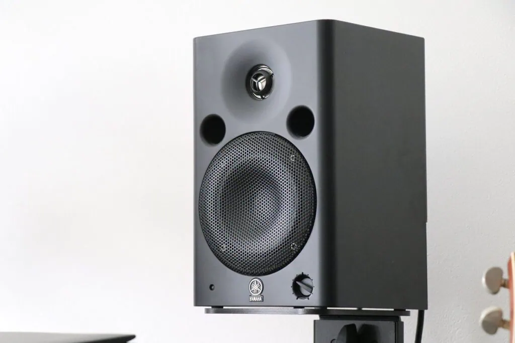 YAMAHA MSP5を横から撮った写真