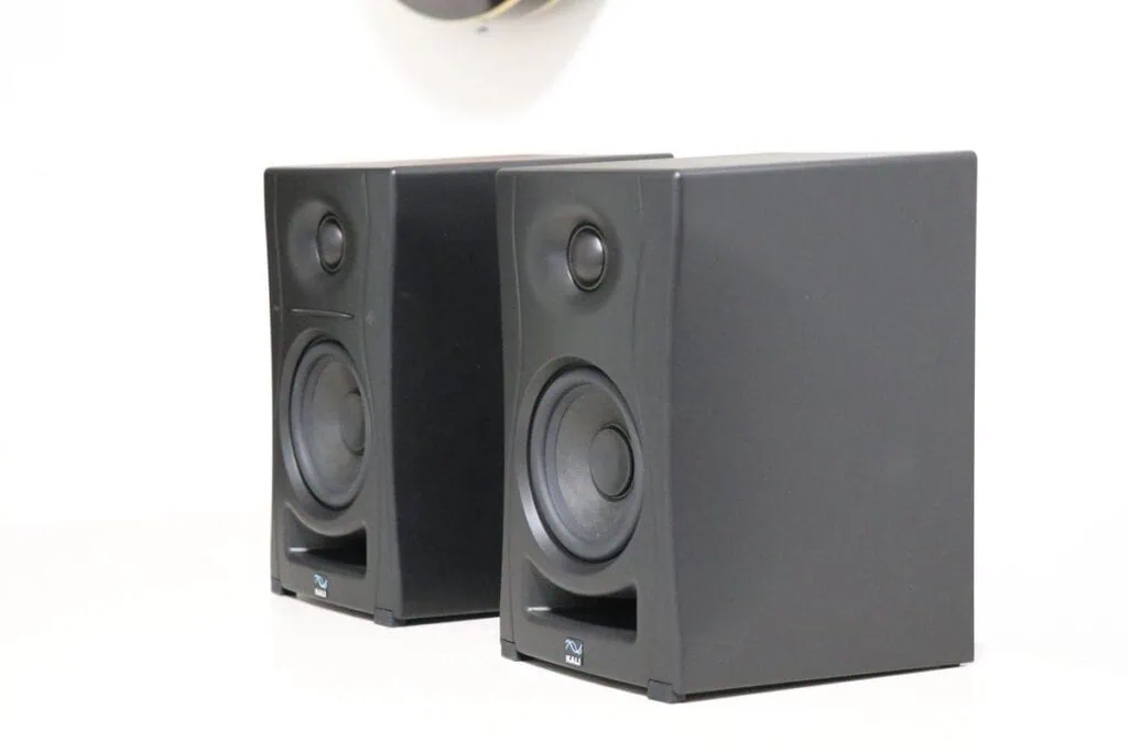 Kali Audio LP-UNFをペアで斜め前から撮影。マットな質感のブラック筐体とモダンなデザイン。