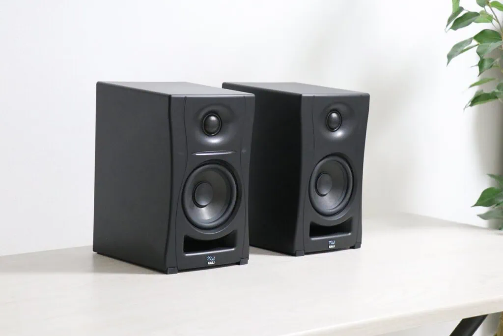 Kali Audio LP-UNFのペアを斜めの角度から俯瞰。筐体の奥行きと形状の詳細。