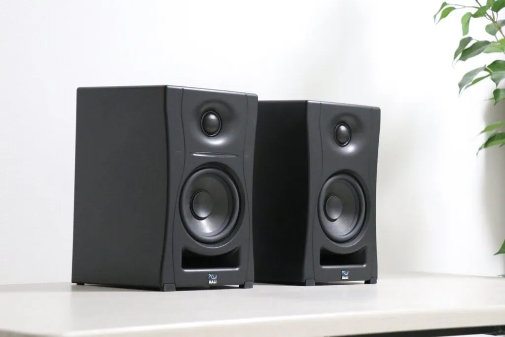 Kali Audio LP-UNF プライマリスピーカー(左側)の正面アップ。コントロール部やメーカーロゴが配置されている。